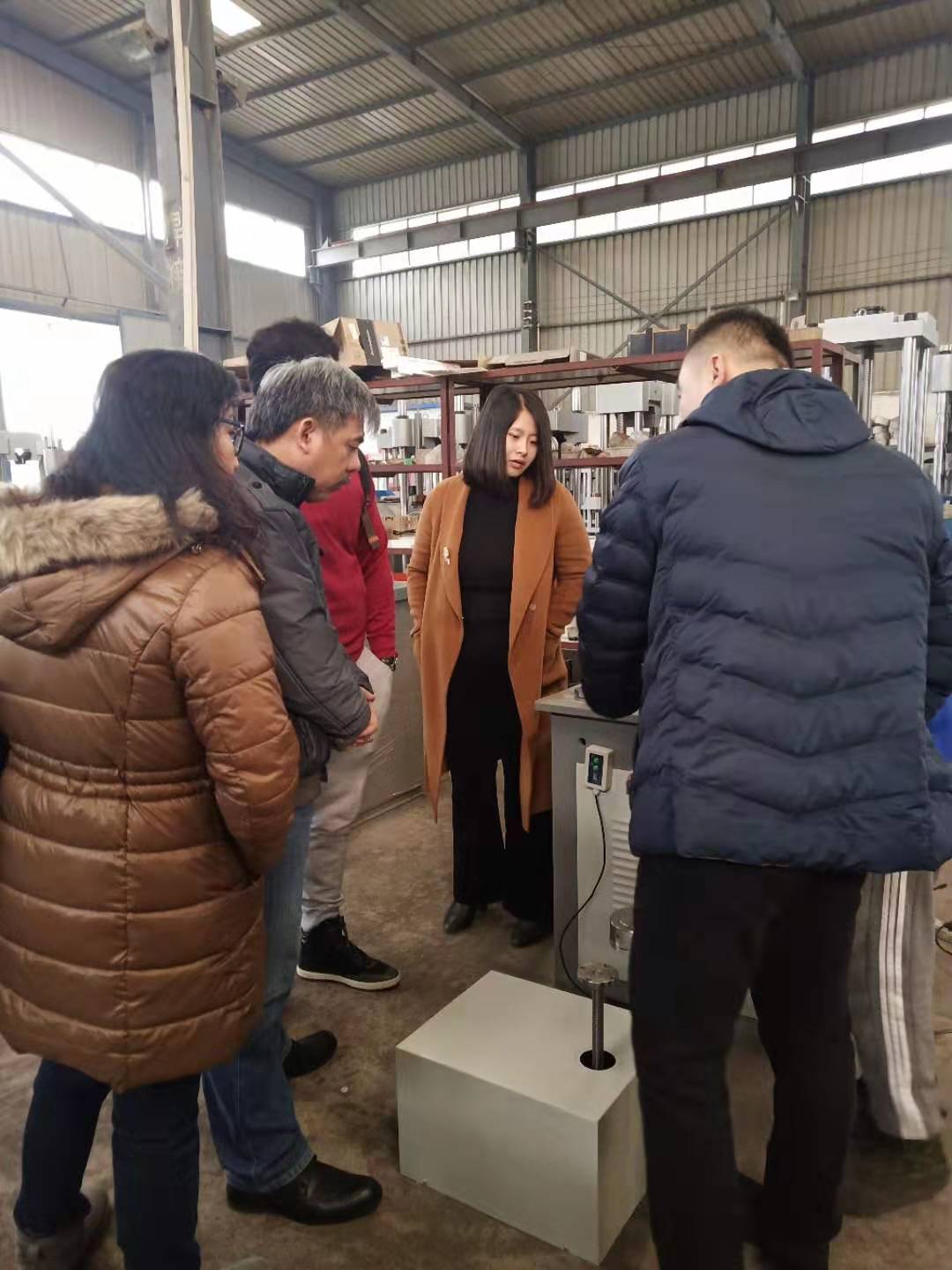 国外客户到济南榴莲视频黄色片工厂参观考察