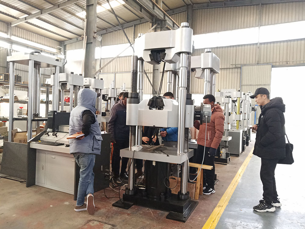 印尼客户到济南榴莲视频黄色片工厂考察订购试验机设备