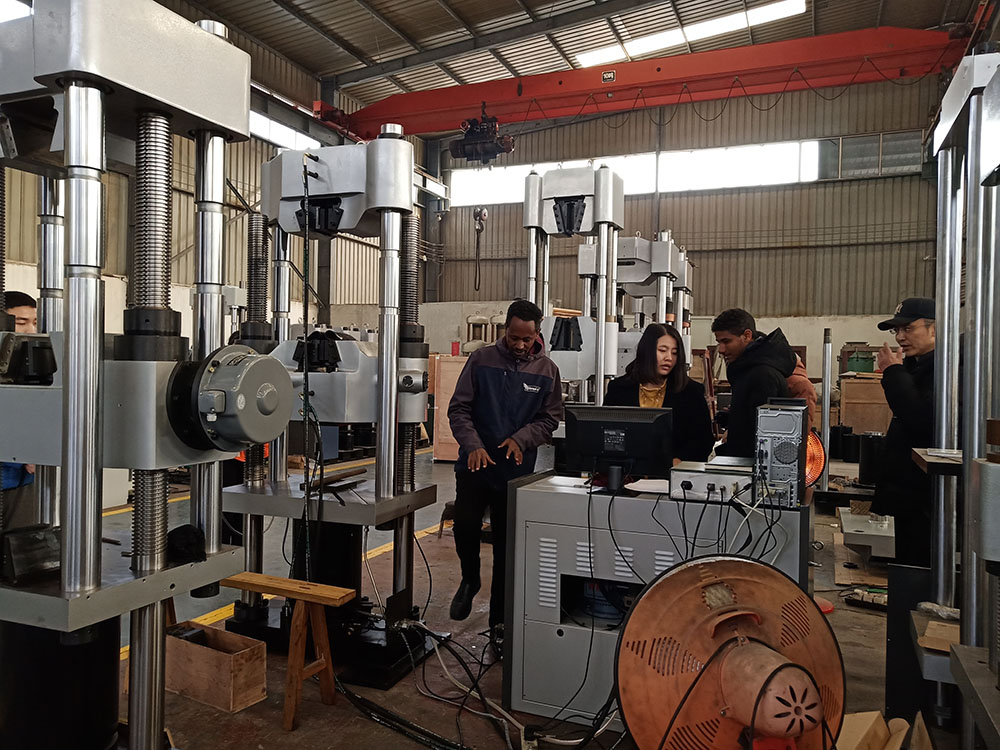 印尼客户到济南榴莲视频黄色片工厂考察订购试验机设备