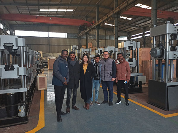 印尼客户到济南榴莲视频黄色片工厂考察订购试验机设备